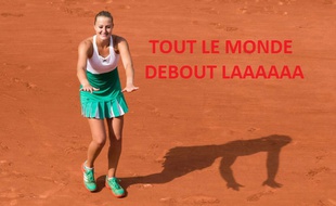 Kristina Mladenovic fait la ola sur le Lenglen.