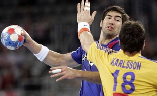 Nikola Karabatic face à un joueur suédois, en 2009, à Zagreb.