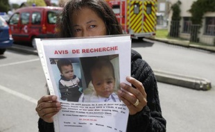 La mère du garçonnet disparu depuis vendredi dans la commune de Butry-sur-Oise (Val-d'Oise) tient un portrait de son enfant, le 25 avril 2015