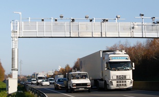Les portiques écotaxe deviendront des portiques écobonus (illustration).