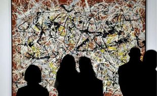 Des visiteurs admirent l'oeuvre de Jackson Pollock, dans une exposition consacrée à l'artiste américain, au Japon, le 10 février 2012.