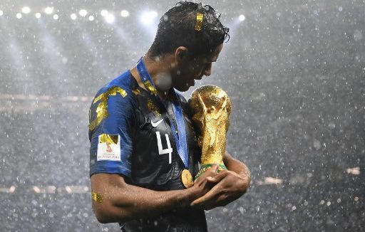 Raphaël Varane et son bébé, le 15 juillet 2018 à Moscou. 