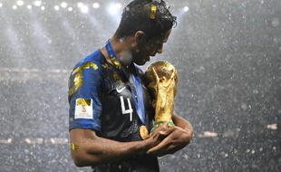Raphaël Varane et son bébé, le 15 juillet 2018 à Moscou.