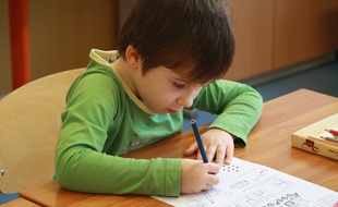 Un enfant en train de faire des exercices à l'école.