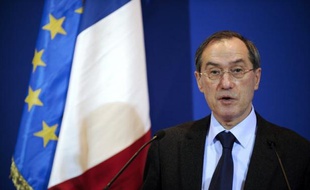 Le ministre de l'Intérieur Claude Guéant a annoncé lundi la dissolution d'un groupuscule islamiste, Forsane Alizza, jugeant "insupportable que dans notre pays un groupement forme des personnes à la lutte armée".