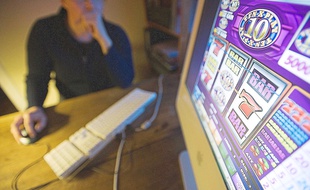 Disponibles 24h/24, les jeux d'argent sur Internet provoquent et entretiennent l'addiction.