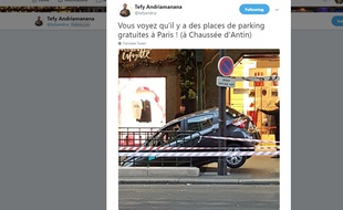 Une voiture a confondu une bouche de métro avec l'entrée du parking.