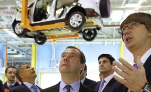 Le Premier ministre russe Dmitri Medvedev (centre) écoute les explications du PDG de Sollers Vadim Chvetsov lors d'une visite de l'usine Ford Sollers à Naberejnye Tchelny au Tartastan le 2 décembre 2014