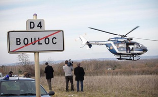 Un hélicoptère de la gendarmerie participe aux recherches de Patricia Bouchon, la joggeuse disparue près de Bouloc (nord de la Haute-Garonne), le 16 février 2011.