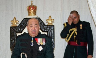 L'Australie et la Nouvelle-Zélande ont rendu hommage lundi à l'excentrique roi du Tonga, Siaosi Tupou V, mort dimanche à 63 ans, qu'ils qualifient d'"architecte de la démocratie" dans cet archipel pauvre du Pacifique du Sud.