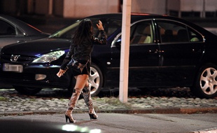 Une prostituée devant un hôtel (photo d'illustration).