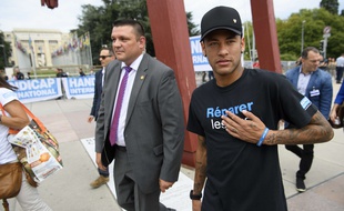 Le Brésilien Neymar lors d'une opération en tant qu'ambassadeur de Handicap International, le 15 août 2017 à Genève.