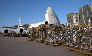 Près de 100 tonnes d'aide envoyées par la France sont arrivées samedi en Jordanie, où elles doivent être acheminées vers les dizaines de milliers de réfugiés syriens ayant fui les violences dans leur pays.