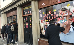 Les soutiens d'Alain Fontanel retirent les autocollants déposés par les manifestants sur son local de campagne le 11 janvier.