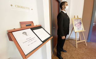 Un agent de sécurité laisse le public s'approcher du cercueil d'Annie Cordy par petits groupes à l'athanée de Cannes, le mardi 8 septembre 2020