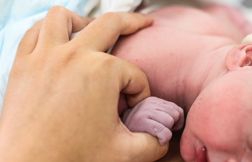 Un bébé testé positif à la cocaïne à Béziers, ses parents mis en examen