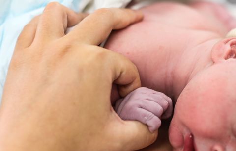 Un bébé testé positif à la cocaïne à Béziers, ses parents mis en examen