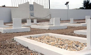 Des tombes au cimetière militaire français, à Thiaroye, dans la banlieue de Dakar, le 20 novembre 2014