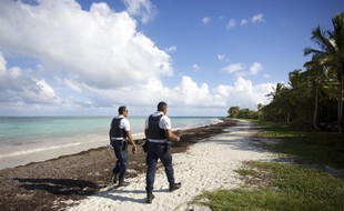 Des policiers au Gosier en Guadeloupe, en mars 2020.