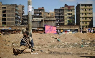 Un enfant sans-abri dans les rues d'un quartier pauvre de la capitale kényane Nairobi, le 10 décembre 2016