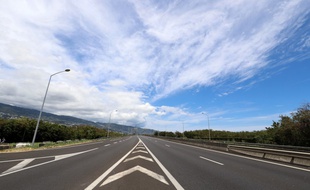 Ambiance précyclonique à La Réunion : le département est à l'arrêt en raison des débordements apparus en marge des "gilets jaunes".