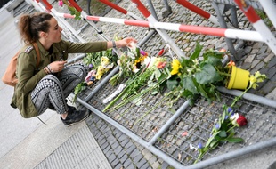 Des fleurs en hommage aux victimes de l'attentat de Nice, déposées le 15 juillet 2016 devant l'ambassade de France à Berlin