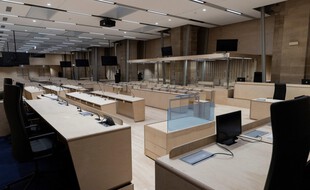 Après plus d'un an de travaux, la gigantesque salle d'audience qui doit accueillir à partir du 8 septembre 2021 le procès des attentats du 13-Novembre, est terminée.
