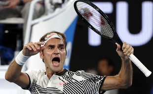 Roger Federer fête sa victoire contre Kei Nishikori le 22 janvier 2017.