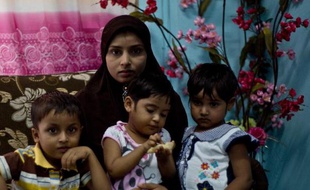 Bibijan Rahimullah, musulmane rohingya, avec ses trois enfants lors d'une interview avec l'AFP, le 13 novembre 2014 à Kuala Lumpur, en Malaisie
