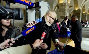 Maurice Agnelet face aux journalistes alors qu'il comparaît devant la cour d'assises d'Ille-et-Vilaine, à Rennes le 17 mars 2014