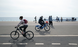 Des cyclistes sur la promenade des Anglais, le 21 mars 2021