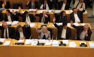Le Parlement de Chypre est engagé samedi dans une course contre la montre pour conclure avant lundi avec les partenaires européens un plan de sauvetage de l'île méditerranéenne, paralysée depuis une semaine.