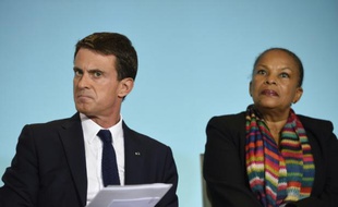 Le Premier Manuel Valls et la Garde des Sceaux Christiane Taubira donnent une conférence de presse sur la sécurité routière le 2 octobre 2015 à Paris