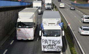 Des employés du transporteur routier MoryGlobal, manifestent le 31 mars 2015 sur le périphérique de Nantes