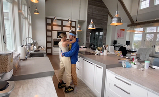 Les époux Hailey et Justin Bieber chez eux - extrait du clip «Stuck With U»