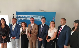 Stéphane Ravier, entouré des sept autres têtes de liste par secteur pour les élections municipales de 2020 à Marseille.