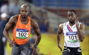 Les sprinters Asafa Powell (à g.) et Tyson Gay lors d'une course le 25 septembre 2009 à Séoul, en Corée du Sud.