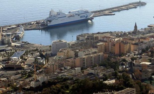 Un ferry de la SNCM à quai au port de Bastia le 9 décembre 2013
