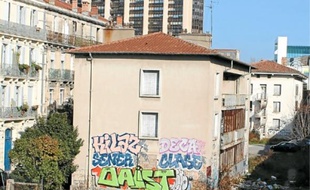 Le squat est en plein coeur de la ville entre immeubles, commerces et tram.