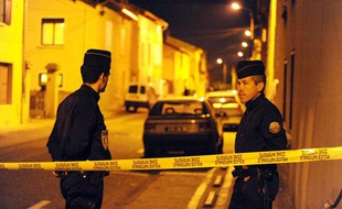 Des gendarmes bloquent la rue où deux cadavres d'enfants ont été découverts dans le coffre d'une voiture, le 27 octobre 2009 à Bourgoin-Jallieu.