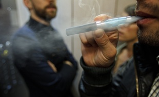 Illustration d'une personne en train de vapoter dans un ascenseur.