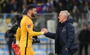 Hugo Lloris et Didier Deschamps après le match nul de l'équipe de France face à l'Ukraine, ce samedi au Stade olympique de Kiev.