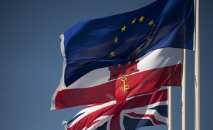 Les drapeaux de l'Union européenne, de Gibraltar et du Royaume-Uni, à Gibraltar le 28 mars 2017.