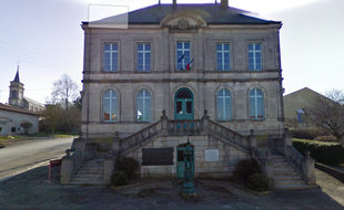 La fontaine Wallace devant la mairie de Souilly. Capture d'écran Google Street view