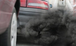 Depuis le 1er novembre, la vignette Crit'air limite la circulation des voitures à Grenoble en cas de pics de pollution. Illustration.