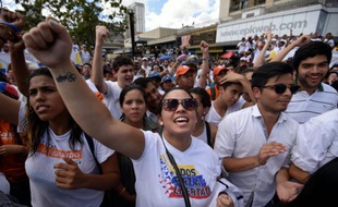 Des opposants au gouvernement vénézuélien lors d'un rassemblement à Caracas le 29 novembre 2015