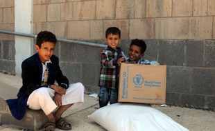 Sanaa (Yémen), le 24 septembre 2017. Des enfants déplacés par le conflit reçoivent une ration de nourriture dans un centre de distribution.