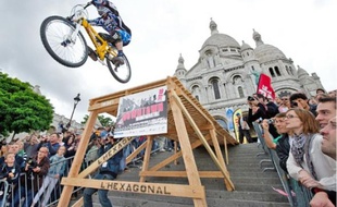 Hier après-midi, quatorze des meilleurs VTTistes français et étrangers ont dévalé la butte Montmartre.