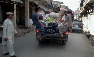 Au Waziristan du Nord, des commerçants pakistanais fuient devant l'escalade annoncée de l'offensive militaire pakistanaise contre les rebelles islamistes talibans et al-Qaïda, le 18 juin 2014 à Miranshah