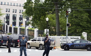 Des officiers de police sécurisent l'une des portes d'entrée de l'hôpital Walter Reed près de Washington.